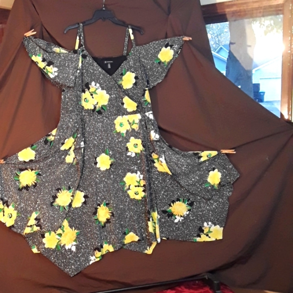 Cold shoulder flutter dress by inc sz 22w